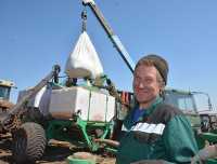 Водитель КамАЗа Сергей Домнин не только возит на поле зерно, но и помогает трактористам заправить бункеры семенами и удобрениями. 