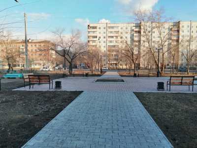 Возле памятника основательнице Черногорска под землю уходит тротуарная плитка