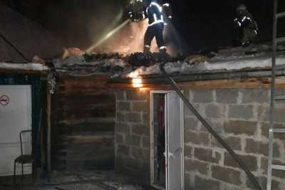 За минувшие сутки пожарные Хакасии успели потушить кафе-юрту, пекарню и спасти курильщика