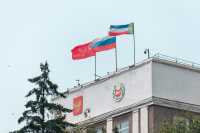 Валентин Коновалов рассказал, зачем на здании правительства развевается красный флаг