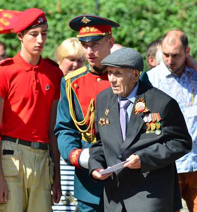 Николай Спирин на церемонии передачи Хакасии боевых знамён полков Пирятинской дивизии в парке Победы Абакана у Вечного огня. 
