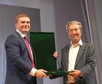 Глава региона Валентин Коновалов поздравил Егора Чебочакова со званием «Почётный гражданин Республики Хакасия». 