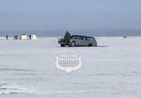 На Красноярском водохранилище изо льда вытащили иномарку