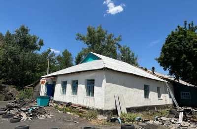 Рабочие из Хакасии отремонтировали кровлю амбулатории в посёлке Шахтерский ЛНР