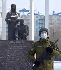 Вахту памяти несли студенты военной кафедры ХТИ. 