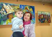 Надежда Кобыльцова с двухлетним внуком Андрюшей у двойного автопортрета «Всё дело в шляпе!».