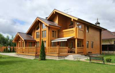 Преимущества и особенности постройки домов из древесины и бруса