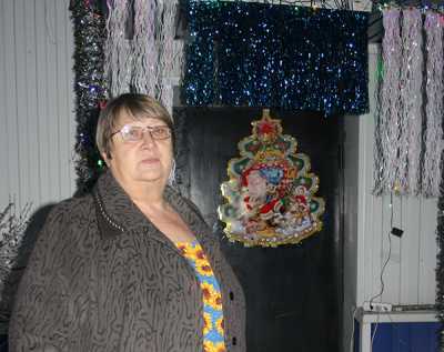 Старшая по дому Людмила Чистякова у входа в подъезд-победитель. 