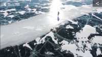 76-летняя сибирячка показала, как катается на коньках по замерзшему Байкалу