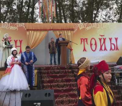Валентин Коновалов на хакасском поприветствовал гостей праздника урожая