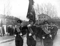 Торжества по случаю вручения Красного знамени управлению внутренних дел Хакасии проходили на Первомайской площади Абакана 17 мая 1964 года.