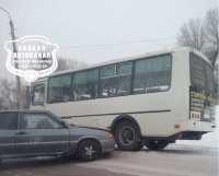 В Абакане ВАЗ протаранил иномарку и стоящий автобус