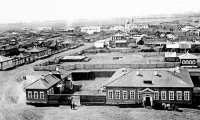 Минусинск, 1886 год. На снимке на переднем плане справа здание полицейского управления. Сейчас в нём располагается общежитие профессионального училища. 