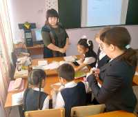На уроке занимаются 11 детей (сборная группа из параллели третьих классов), пожелавших изучать хакасский язык. 