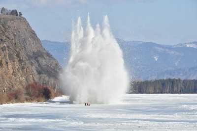 В Хакасии ежегодно взрывают лёд на затороопасных участках. 28 марта работы проводили на реке Абакан в районе Белого Яра, сегодня лёд взорвут около Абазы и в устье реки Джебаш (Таштыпский район). 