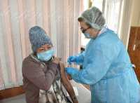 По словам процедурной медсестры Марии Аршановой, в этом пункте вакцинации на день работы предусмотрено 60 доз «Спутника V», 50 — «Спутника Лайт» и 30 доз «ЭпиВакКороны». 