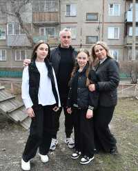 Евгения и Александр Лобейкины, а также их дочери Настя и Полина уверены, что после переезда в собственную квартиру у них начнётся ещё более счастливая жизнь. 