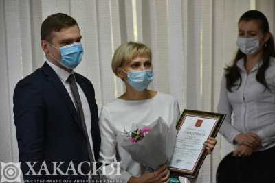 Глава Хакасии наградил черногорских врачей за вклад в борьбу с коронавирусом