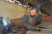 Электросварщик Андрей Ботин: «То, что завод сейчас на подъёме, ощущают все вагонмашевцы — работы стало очень много». 