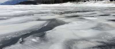 Легковушка провалилась под лёд водохранилища у горы Тепсей