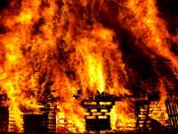 В Черногорске ночью сгорел жилой дом