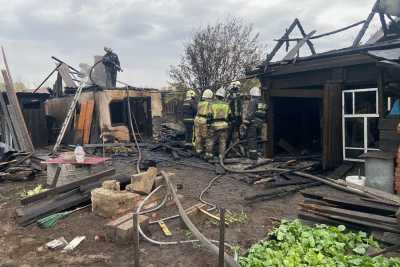 Пожарные Хакасии накануне тушили жилые дома и палы травы