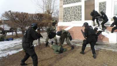 В Ширинском районе сотрудники ФСБ оцепили здание