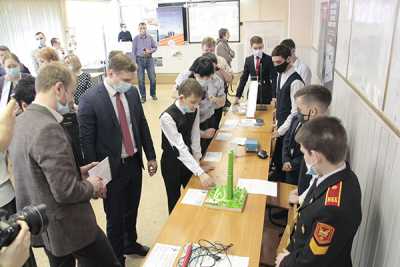 Валентин Коновалов обсудил с ребятами их проекты и изобретения. 