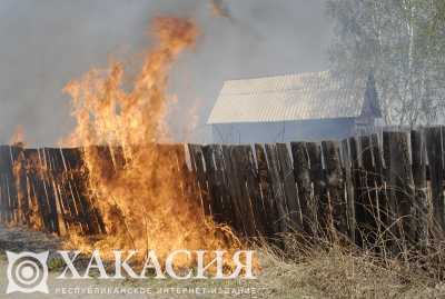 В Абакане огонь охватил дачный домик