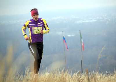 Илья Змазнев, несмотря на то, что впервые участвовал в забеге по горам, смог справиться и с болью в мышцах, и с особенностями рельефа — вот где спортивный характер, закалённый сотнями равнинных стартов, пригодился. Заслуженное первое место. 