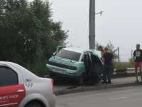 В столице Хакасии автомобиль влетел в столб