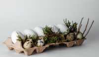 «Битвы», конечно, устраивают крашеными яйцами, а вот декорировать праздничный стол можно и яйцами натуральных расцветок и природными материалами. 
