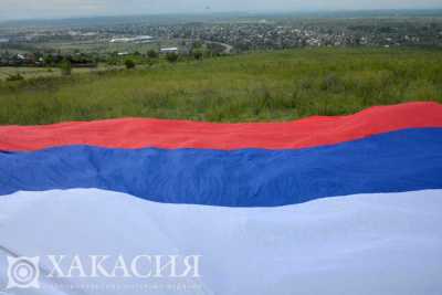В воинской части Абакана в День России растянули огромный флаг