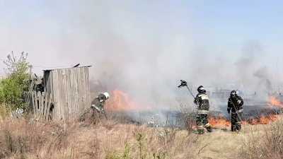 Завод, дачи, дома и поля тушили огнеборцы Хакасии в выходные