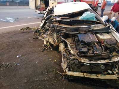 Девушка за рулем Toyota Mark II переломала себе кости, врезавшись в фонарь
