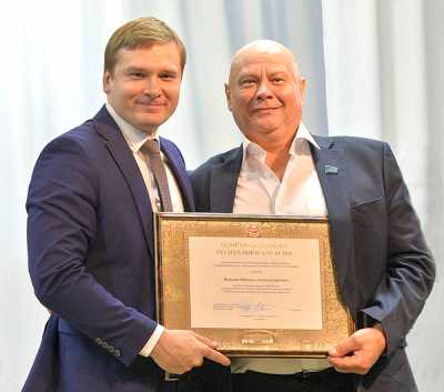 Среди награждённых Почётной грамотой Респуб­лики Хакасия Михаил Якунин, водитель Таштыпского дорожного ремонтно-строительного управления. 