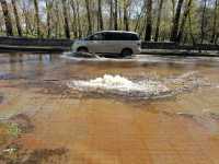 В Абакане затопило дорогу на улице Вяткина