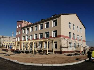 Валентин Коновалов осмотрел строящуюся больницу в Белом Яре