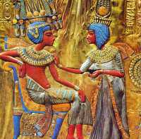 Фрагмент золотого трона. Тутанхамон с женой Анхесенамон. 