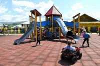 Современную детскую площадку в поселке Майна открыл глава Хакасии