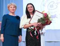 Кристина Кошелева (справа) получила денежный сертификат на 100 тысяч рублей. 
