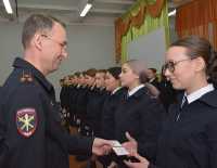 Министр внутренних дел по Хакасии Владислав Менгела поздравил будущих полицейских и вручил каждому удостоверение. 