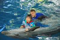 Алина Чебодаева не только поплавала с дельфином Молли, но и поиграла с ним в колечки, потанцевала и послушала его пение. 