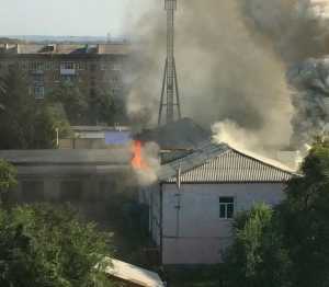В центре Абакана загорелось здание