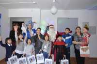 В Хакасии Дед Мороз вручил детям из малого села подарки
