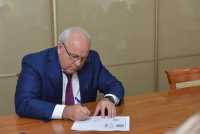 Глава Хакасии, как кандидат, представил документы в избирательную комиссию республики