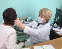 Наталья Локоткова проводит диагностику слуховых проходов. 