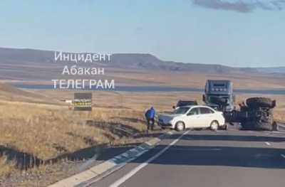 Трактор и иномарка не поделили дорогу на трассе в Хакасии