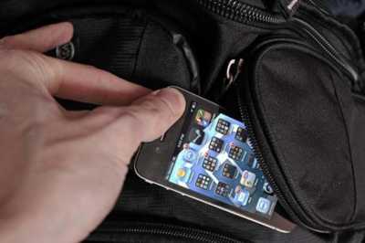 В черногорском автобусе карманник украл у пассажирки телефон