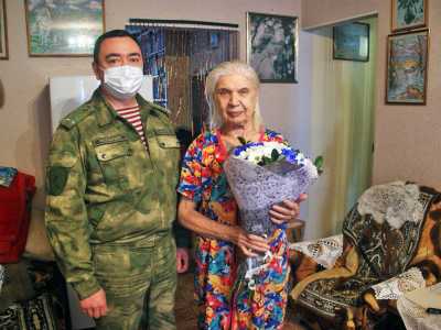 Росгвардейцы Хакасии навестили жительницу блокадного Ленинграда